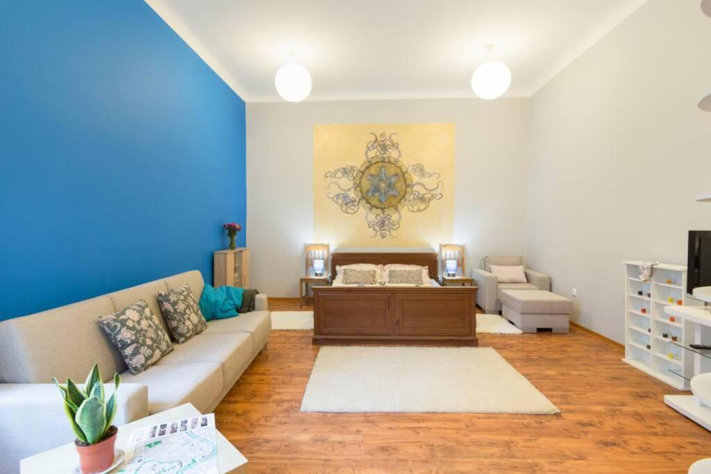 The Quiet Blue Home In The City Center! Красков Екстериор снимка